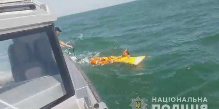 Поліцейські врятували дівчину, яку хвилі віднесли на матраці в Азовське море