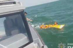 Поліцейські врятували дівчину, яку хвилі віднесли на матраці в Азовське море