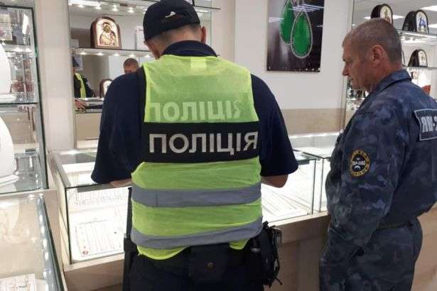 У Києві чоловік, погрожуючи рушницею, пограбував ювелірний магазин