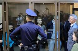  Українські військовополонені моряки під час засідання суду в Москві 