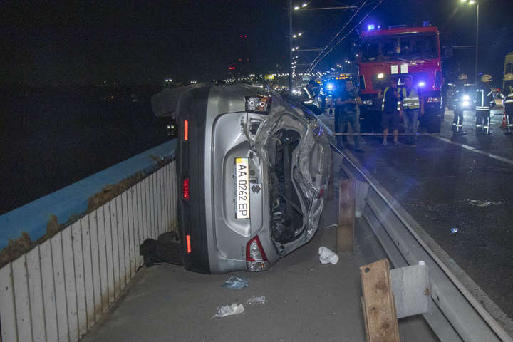 На Північному мосту у Києві Suzuki перекинувся і ледь не вилетів у річку (фото, відео)