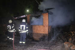 Вночі Троєщину затягло димом: що горіло (фото, відео)