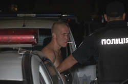 У багатоповерхівці в Києві чоловік розгромив кувалдою під’їзд і погрожував підірвати гранату