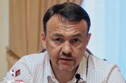 ЗМІ стверджують, що  наприкінці березня 2019 року Олексій Петров став власником 4-кімнатної квартири на 174,6 кв. метри в столиці 