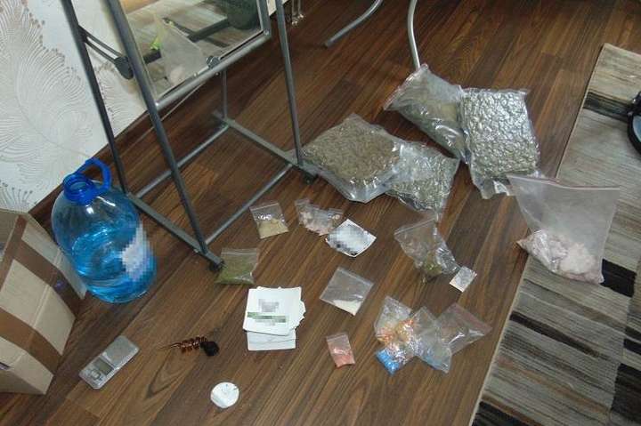 У юнака в Києві поліцейські знайшли майже 3 кг наркотиків (фото, відео)