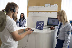 Якщо відвідувач з вадами слуху не має апарату, адміністратор видає спеціальні навушники