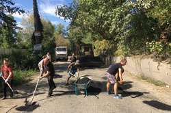 Більше двох десятків мешканців приватних садиб самотужки відремонтували більше ста метрів проблемної дороги
