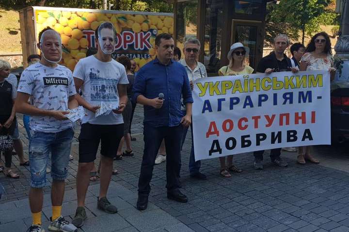 Українські фермери влаштували пікет проти монополії на добрива: «привели» під Кабмін Фірташа і Кубіва