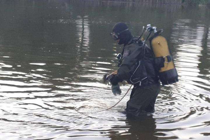 Із озера на Троєщині водолази дістали тіло чоловіка