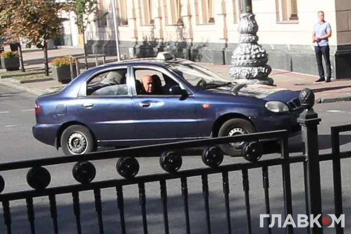 Життя після влади: Геннадій Москаль роз'їжджає вулицями Києва на Ланосі (фото)