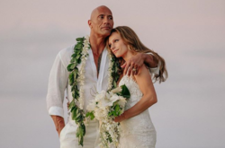 В сети появились фото со свадьбы самого высокооплачиваемого голливудского актера на Гавайях