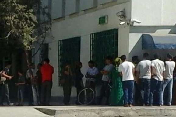 У Туркменістані затримують людей, які стоять у черзі до банкоматів
