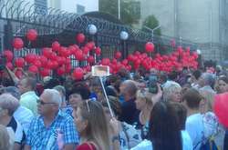  Матері загиблих українських військових прив’язали до огорожі російської амбасади червоні кульки, які символізують кров 