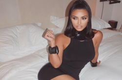 Ким Кардашьян в экстремальном розовом бикини засветила огромный бюст на пляже