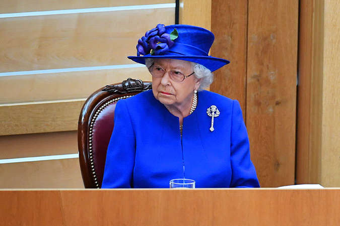 Елизавета II приостановила работу парламента