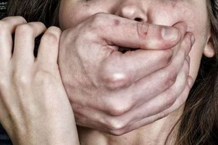 На Хмельниччині чоловік 7 років ґвалтував свою дочку й облив її кислотою