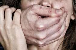 На Хмельниччині чоловік 7 років ґвалтував свою дочку й облив її кислотою