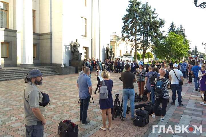 До сотні журналістів стоять у черзі, щоб потрапити на урочисте засідання Верховної Ради (фото)