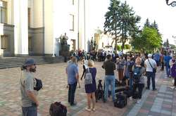 До сотні журналістів стоять у черзі, щоб потрапити на урочисте засідання Верховної Ради (фото)