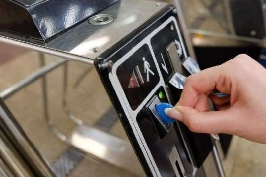 Через масштабний збій у київському метро відновлено продаж жетонів і карток