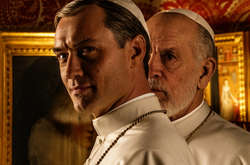 Джуд Лоу в трусиках, а Джон Малкович в рясе: вышел трейлер сериала «Новый папа»