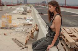 Теперь мост в Харькове: скандально известная модель опубликовала провокационные фото