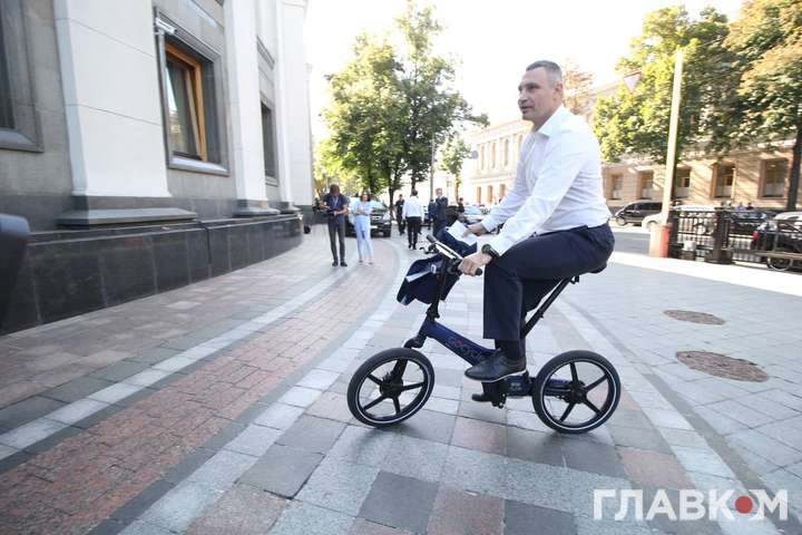 Кличко приїхав у Раду на велосипеді (фото)