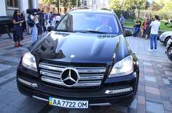 Ющенко приїхав на урочисте засідання Ради на чорному «Мерседесі»