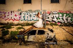 Свадебный фотограф «загоняет» моделей в трущобы ради эффектных кадров