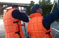 Біля мосту Метро з Дніпра виловили тіло чоловіка (фото)