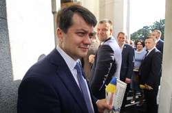 Разумков не стримав сліз після спілкування з матерями полеглих на Донбасі героїв