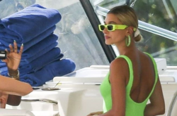 Видно почти все! Кендалл Дженнер и Хейли Бибер выгуливают микробикини на Ямайке (фото)