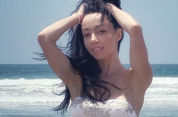 Соблазнительная Екатерина Кухар в красном бикини игриво прикрылась собачкой