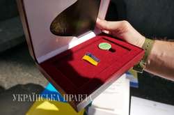  Нові нардепи отримали футляр з двома значками з написом «Народний депутат України» та посвідчення 