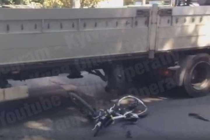 У Києві вантажівка збила велосипедиста (відео)