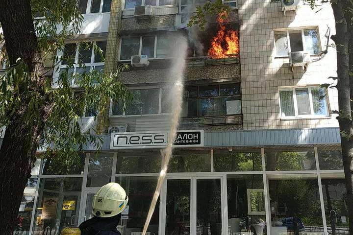 У багатоповерхівці в Києві сталася пожежа (фото)