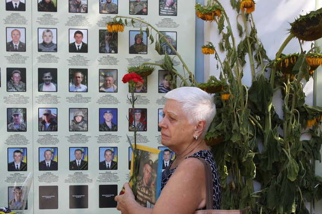 Сльози, свічки, квіти: на Михайлівській площі вшанували пам'ять загиблих захисників (фото)