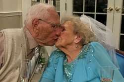 В США поженилась пожилая пара: каждому из молодоженов больше 100 лет
