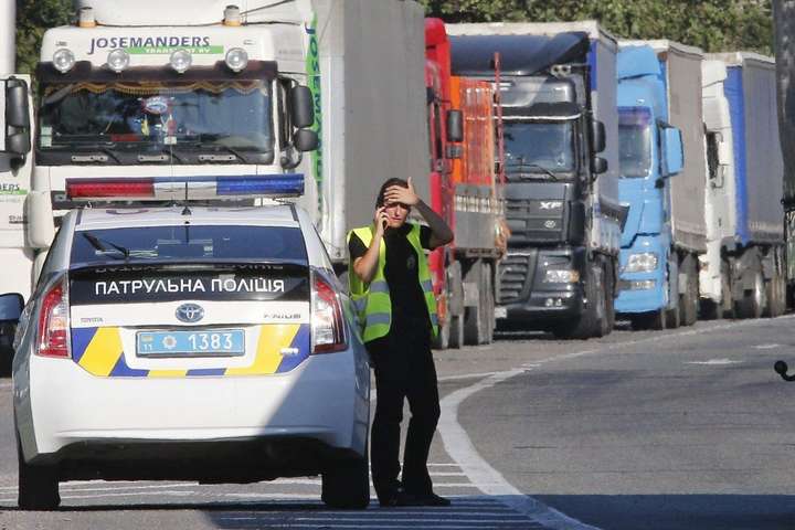 Вантажівки заблокують Одесу, жителі мають намір перекривати дороги - депутати міськради