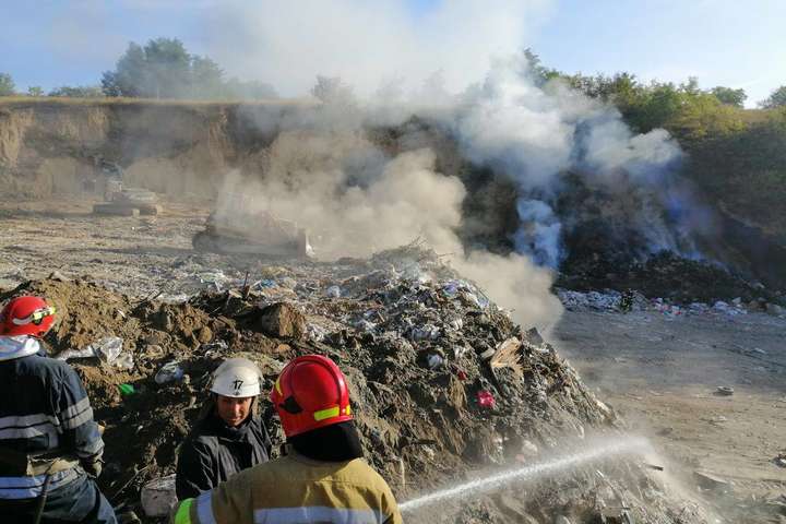 Сталася масштабна пожежа на сміттєзвалищі в Києві (фото)