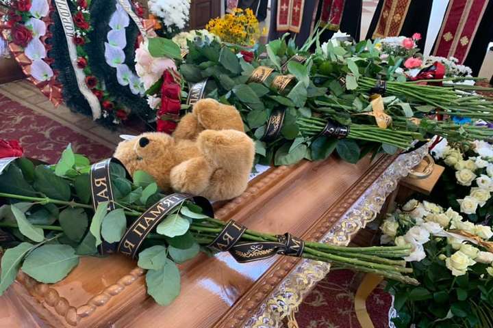 У Дрогобичі сьогодні поховають цілу родину, яка загинула під завалами будинку