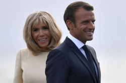 Эммануэль Макрон в трусах засветил голый торс на берегу моря (фото)