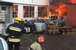 На Львівщині горить склад ТОВ «Ніка Друк»: двоє постраждалих (фото)