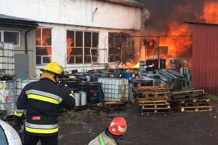 На Львовщине в результате масштабного пожара на складах пострадали два человека