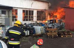 На Львовщине в результате масштабного пожара на складах пострадали два человека