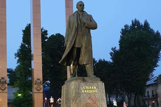Пам’ятник Бандері у Львові понівечили «серпом і молотом» (фото)