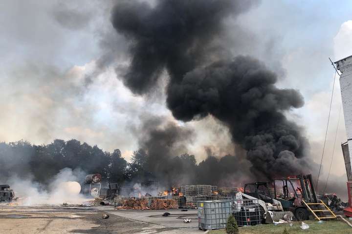 На Львівщині не виявили в повітрі надлишку шкідливих речовин після пожежі на хімвиробництві