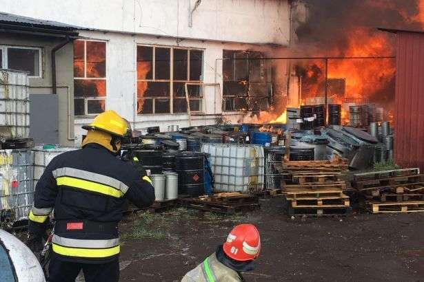 Пожежу на складах хімпідприємства під Львовом ліквідували
