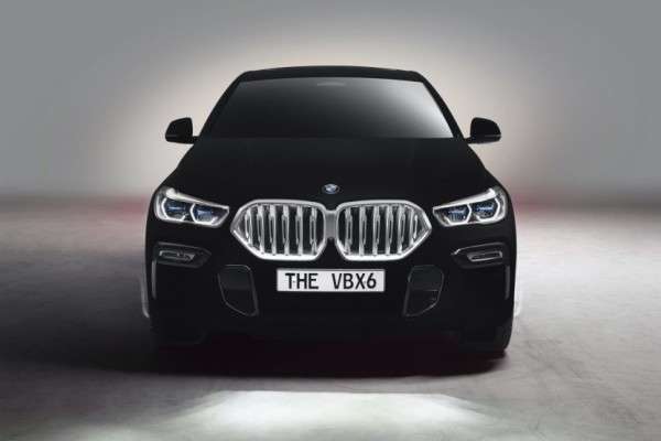 Самый-самый черный автомобиль на планете показала компания BMW