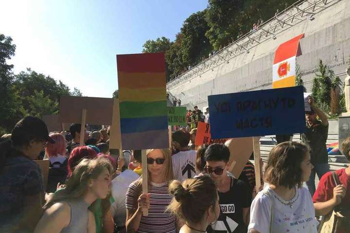 В Одесі на Приморському бульварі проходить Марш рівності «Одеса Прайд». Поліція затримує противників ЛГБТ